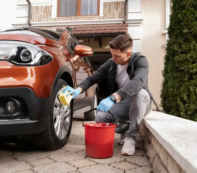 Lavage auto à domicile Peyrusse : professionnel intervenant sur un véhicule